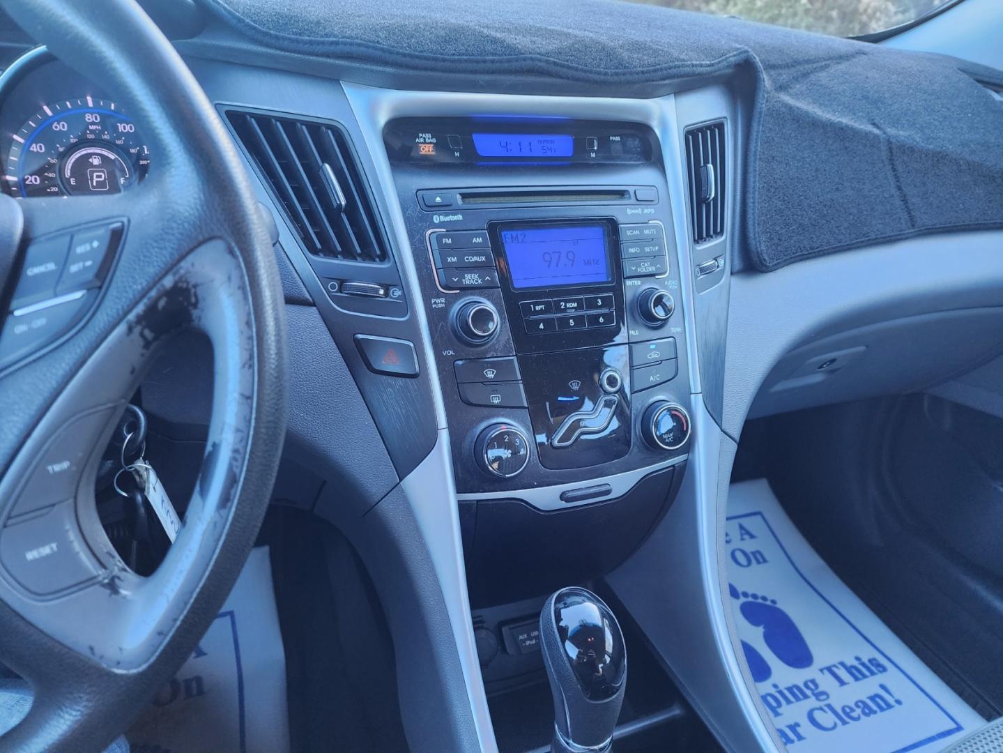 2011 Blue /Gray Hyundai Sonata GLS Auto (5NPEB4AC6BH) with an 2.4L L4 DOHC 16V engine, 5-Speed Automatic transmission, located at 1221 Madison St., Shelbyville, TN, 37160, (931) 680-9439, 0.000000, 0.000000 - Photo#5
